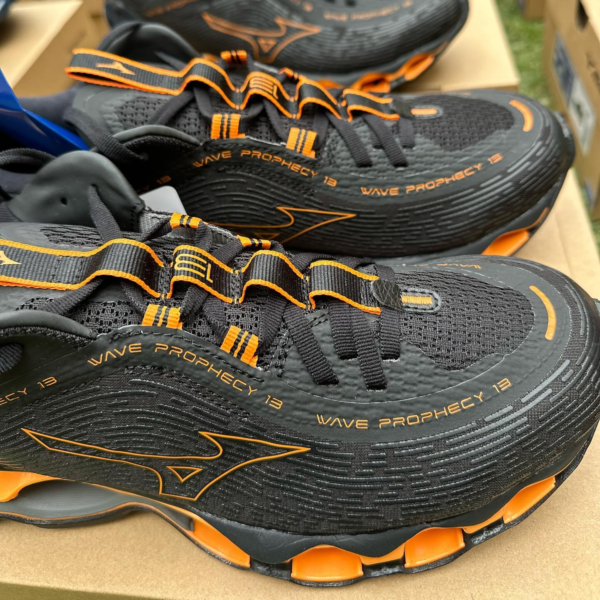 Mizuno Wave Prophecy 13 Preto/Laranja - Image 2